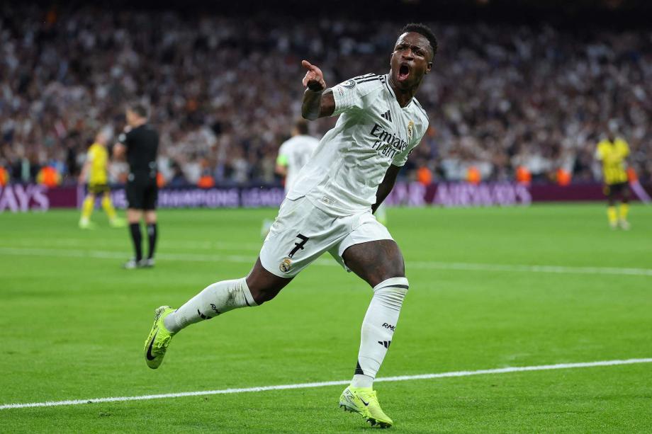 曼联追逐塞梅尼奥：加纳前锋是否准备好迈出下一步？（曼联有意塞梅尼奥：加纳前锋是否已准备迈向更高台阶？）