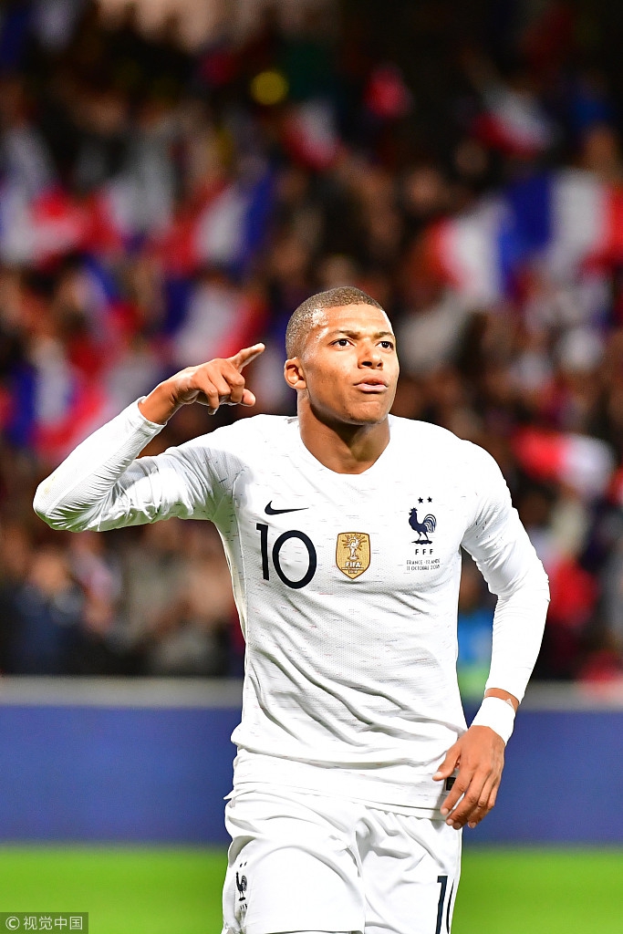 前锋单场双响助球队取胜（前锋梅开二度助球队告捷）