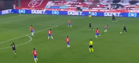 德甲生涯第10次戴帽，凯恩赛后将比赛用球带走收藏（凯恩德甲第10次上演帽子戏法，赛后带走比赛用球留作纪念）